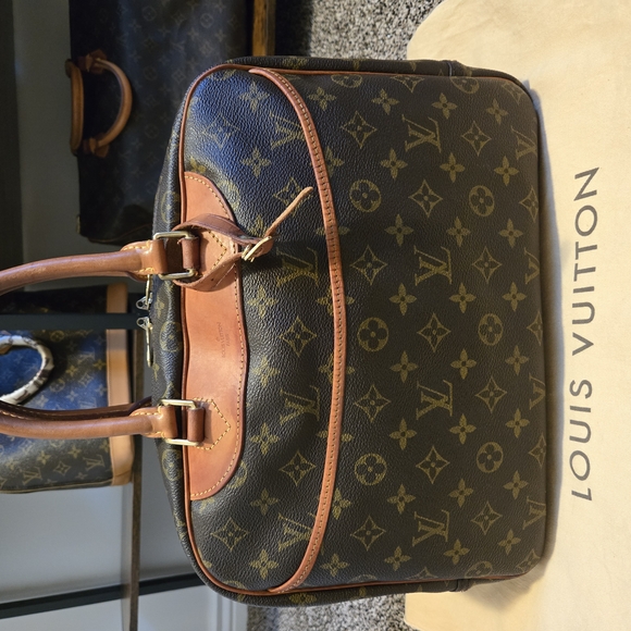Authentic Louis Vuitton Deauville Monogram Canvas Handbag - Picture 3 of 16